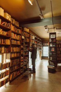 How to become a librarian